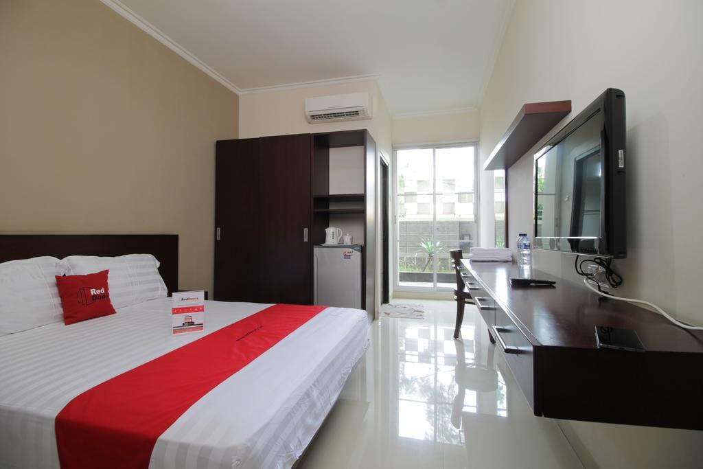 Reddoorz Plus Near Ambassador Mall Jakarta Exterior photo