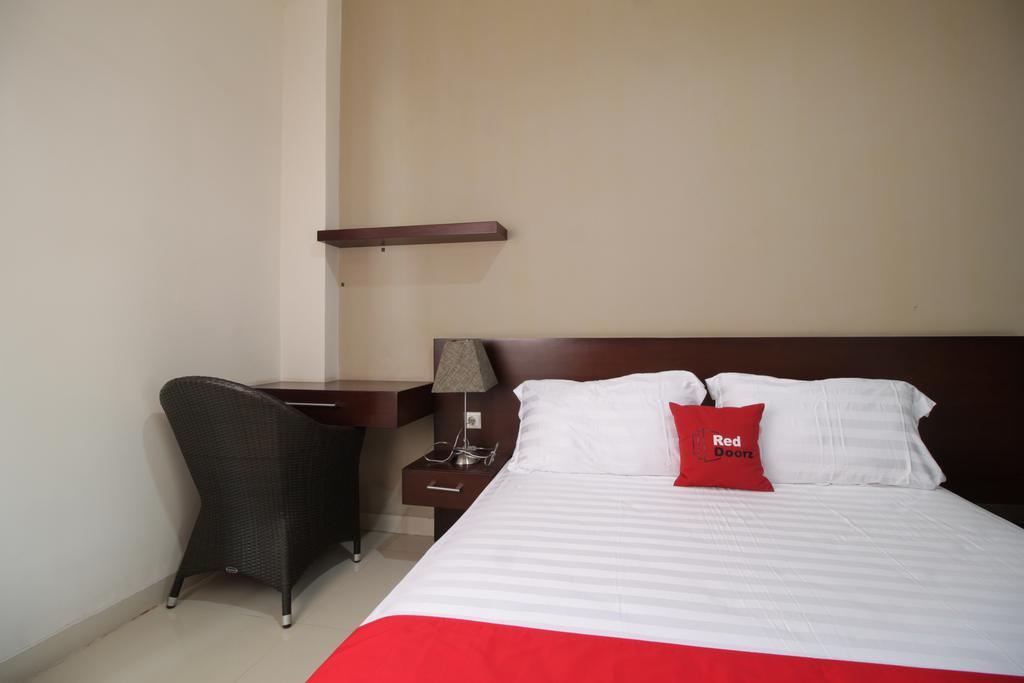 Reddoorz Plus Near Ambassador Mall Jakarta Exterior photo