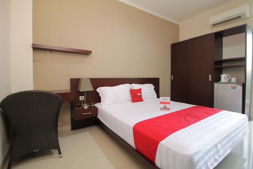 Reddoorz Plus Near Ambassador Mall Jakarta Exterior photo