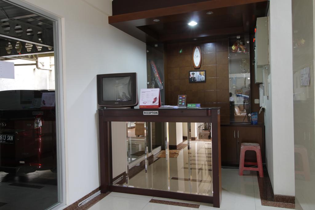 Reddoorz Plus Near Ambassador Mall Jakarta Exterior photo