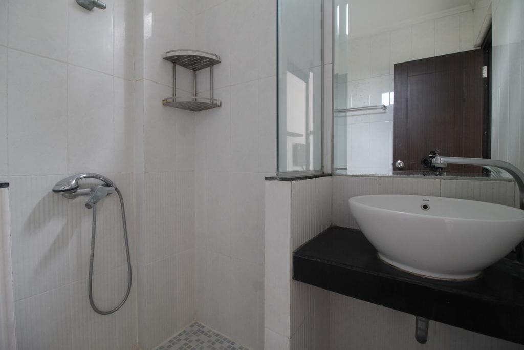Reddoorz Plus Near Ambassador Mall Jakarta Exterior photo